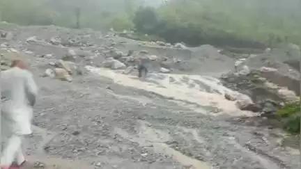 पांवटा साहिब: राजपुर के दाना गांव में दाना खड्ड से कंधे पर मरीज को अस्पताल पहुंचाना पड़ा