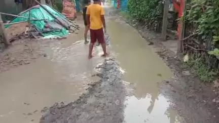 হিঙ্গলগঞ্জ: আমবেড়িয়া নতুন হাট থেকে তিন নম্বর ফেরিঘাট পর্যন্ত গুরুত্বপূর্ণ রাস্তার বেহাল দশা, সমস্যায় সাধারণ মানুষ #jansamasya