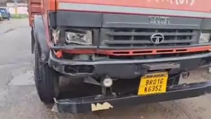 नौबतपुर: नौबतपुर में छोटी टेंगरेला पुल के पास सीएनजी ट्रक ने पिकअप में मारी टक्कर