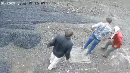 धुळे: निकृष्ट दर्जा रस्ता डांबरीकरण कामाची चौकशी करा, एकतानगर नागरिकांचे महापालिकेत उपायुक्तांना निवेदन #jansamasya