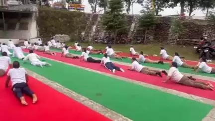 टिहरी: पुलिस लाइन चंबा में एसएसपी आयुष अग्रवाल के नेतृत्व में हुआ योग शिविर का आयोजन