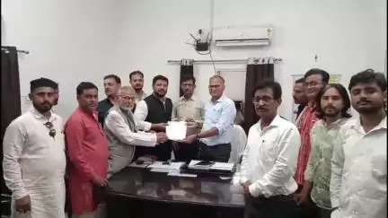 मुहर्रम की तैयारियों को लेकर नगर निगम में हुई बैठक, ताजियादारों ने सौंपा ज्ञापन
