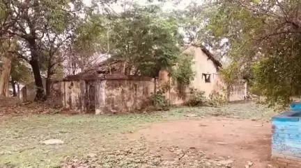 रीठी: रीठी थाना परिसर में बने सरकारी क्वार्टरों की हालत ख़स्ताहाल, जर्जर भवन में रहने को मजबूर हैं पुलिसकर्मी