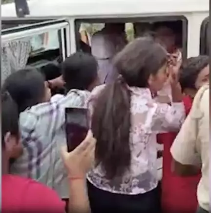 यूपी के अमेठी में सरकारी जमीन से अवैध कब्जा हटाने गई राजस्व टीम पर दबंगों ने किया हमला, एसडीएम को गाड़ी से खींचा