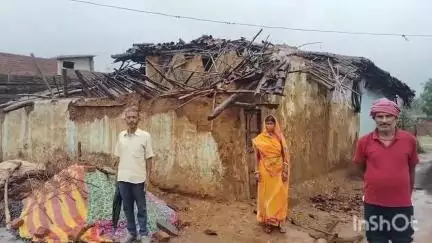 मनिका: तेज बारिश से मनिका निवासी चिंता देवी का मकान गिरा, दूसरे के घर में ली शरण