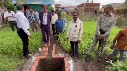 कवर्धा: कबीरधाम में मोर गांव - मोर पानी महाअभियान ने पकड़ी रफ्तार, कलेक्टर ने खुद खोदा सोकता गड्ढा, जल संरक्षण को मिली नई ऊर्जा