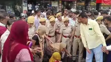 चित्तौड़गढ़: चित्तौड़गढ़ कलेक्ट्रेट पर नारकोटिक्स विभाग के खिलाफ अफीम किसानों ने किया रोड जाम