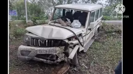 शक्ति नगर के पास तेज रफ्तार बोलेरो पेड़ से टकराई, चालक समेत तीन लोग घायल