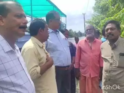 കുട്ടനാട്: കൈനകരിയിലെ മട വീണ പാടശേഖരങ്ങളിൽ കളക്ടർ സന്ദർശനം നടത്തി.