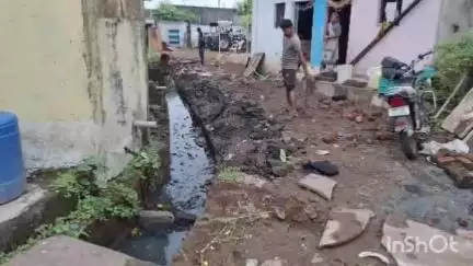 ताल: रावटी मे अधिकारियों की अनदेखी के चलते रहवासी स्वयं कर रहे सफाई,बारिश में नालियां हुई जाम।#jansmasya.