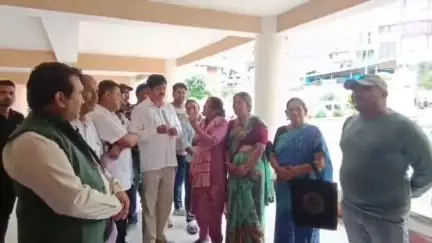 पौड़ी: चुनाव आरक्षण को लेकर कांग्रेसी उग्र, CDO व DPRO से मिलने पहुंचे, संतुष्ट न होने पर DM कार्यालय में देंगे धरना