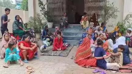 फिरोज़ाबाद: पचवान कॉलोनी के लोगों ने बिजली घर पर बिजली कटौती के विरोध में ऑक्सीजन लगे मरीज को लेकर किया धरना प्रदर्शन