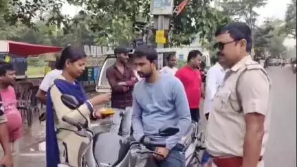 দুবরাজপুর: হেলমেট না পরলেই মিষ্টিমুখ, দুবরাজপুরে পুলিশের অভিনব সচেতনতা অভিযান