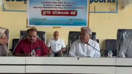 ಹೊಳಲ್ಕೆರೆ: ಪಟ್ಟಣದ ತಾಪಂ ಸಭಾಂಗಣದಲ್ಲಿ ಸಂಸದ ಗೋವಿಂದ ಕಾರಜೋಳ ಅಧ್ಯಕ್ಷತೆಯಲ್ಲಿ  ಪ್ರಗತಿ ಪರಿಶೀಲನಾ ಸಭೆ