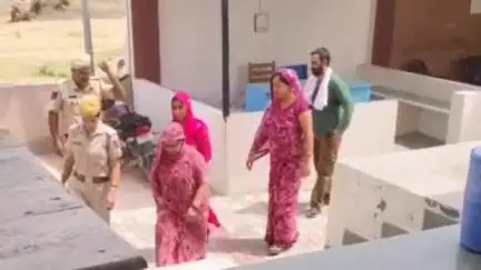 सरदारशहर: चूरू स्पेशल पुलिस के हेड कांस्टेबल संजय कुमार बसेरा ने वार्ड 12 से 6 साल से फरार तीन महिला स्थाई वारंटी को किया गिरफ्तार