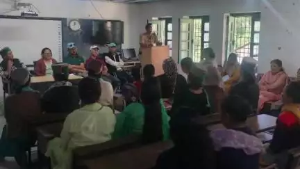 पूह: किन्नौर के पूह में पुलिस अधिकारियों ने साइबर क्राइम को लेकर विद्यालयों में छात्रों को किया जागरूक