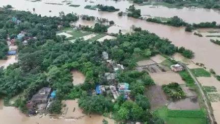 গড়বেতা ৩: গড়বেতায় ক্ষতিগ্রস্ত এলাকা পরিদর্শনে মন্ত্রী মানস রঞ্জন ভূঁইয়া