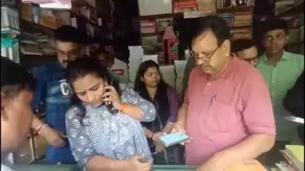 देवास नगर: स्कूली बच्चों की कॉपी-किताबों की शिकायत पर तहसीलदार ने संघवी स्टोर पर दबिश दी, दस्तावेज जब्त