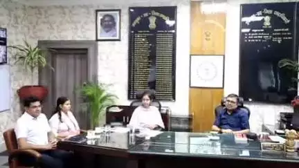 चास: बोकारो उपायुक्त ने नव पदस्थापित उप विकास आयुक्त श शताब्दी मजूमदार को पदभार सौंपा