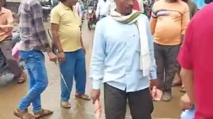 शहपुरा: शहपुरा नगर के उमरिया नाका के पास नगर पंचायत कर्मचारियों द्वारा अतिक्रमण अभियान चलाया गया