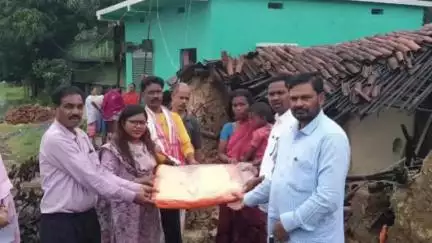 मांडर: चिलटोली में बिरसा उरांव का कच्चा मकान गिरा, कांग्रेस नेता और अंचल अधिकारी ने किया निरीक्षण