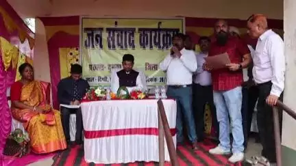 दुमका: सदर प्रखंड के प्राथमिक विद्यालय दिग्घी में डीसी द्वारा जन-संवाद कार्यक्रम का आयोजन किया गया