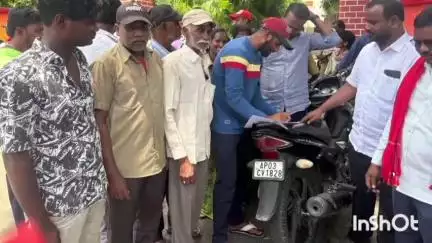 అన్నమయ్యజిల్లా సమగ్రాభివృద్ధికోసం శుక్రవారం మదనపల్లె సబ్ కలెక్టరేట్ ఎదుట సిపిఐ లక్ష సంతకాల సేకరణకార్యక్రమం నిర్వహించింది