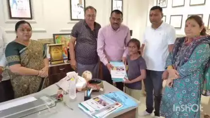 તાલોદ: તલોદ તાલુકાના પુંસરી ગામમાં વિધાર્થી ઓને ચોપડા વિતરણ કરવામાં આવ્યું