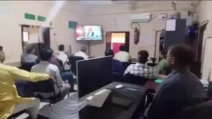 महुआ: महुआ नगर परिषद कार्यालय में प्रधानमंत्री नरेंद्र मोदी का सिवान में संबोधन, अधिकारियों व कर्मियों ने लाइव देखा