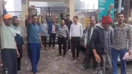 लोहाघाट: गोशनी खेतीखान में जल जीवन मिशन के तहत पंपिंग योजना का कार्य पूरा न होने पर जल संस्थान के खिलाफ प्रदर्शन