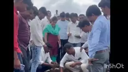 फुलंब्री: पिंपळगाव येथील नुकसानग्रस्त शेतकऱ्यांच्या अद्रक पिकाची शास्त्रज्ञाकडून पाहणी