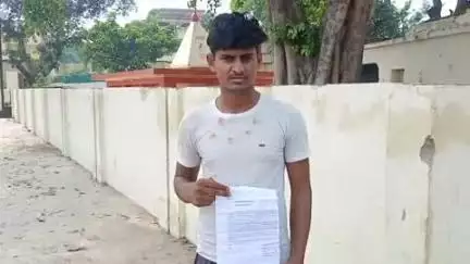 आंवला: आंवला के पालमपुर गोटिया में युवक पर चाकू से हमला, ग्रामीणों ने बचाई जान, पुलिस से की शिकायत