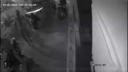 குடியாத்தம்: குடியாத்தம் அரசு மருத்துவமனைக்கு எதிரே கழுத்தை பிளேடால் அறுத்து தற்கொலைக்கும் முயற்சி செய்த வாலிபர் பரபரப்பு சிசிடிவி காட்சி