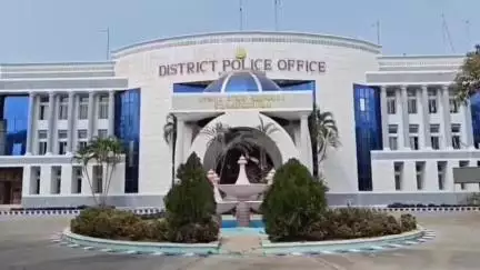 திருவண்ணாமலை: எஸ் பி அலுவலகத்தில் புகார் மனு அளிக்க மாவட்ட செயலாளர்  அதிமுக தொண்டர்கள் குவிந்ததால் பரபரப்பு