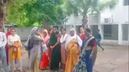 ललितपुर: आंगनबाड़ी कार्यकत्री संघ के बैनर तले जनपद की कार्यकत्रियों ने अपनी मांगों को लेकर डीएम को सौंपा ज्ञापन