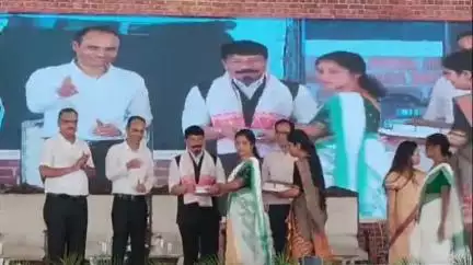 নলবাৰী: চহৰত অংগনবাড়ী কৰ্মীক স্মাটফোন বিতৰণ কৰে মন্ত্ৰী অতুল বৰাই