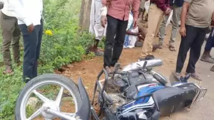 रेवदर: रेवदर के राजगढ़ बोर्ड के पास दो बाइकों की आमने-सामने हुई जबरदस्त भिड़ंत, बाइक पर सवार दो युवक गंभीर घायल