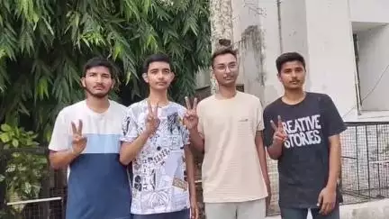 कालपी: मुसमरिया गांव के किसान परिवार के चार भाइयों ने पास की नीट की परीक्षा, जमकर मिल रहीं बधाइयां