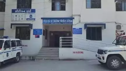 ગોધરા: શહેરના અંકલેશ્વર મહાદેવ રોડ વિસ્તારમાં કારચાલકે બાઇકચાલકને અડફેટે લઇને ઈજાઓ પહોંચાડી હતી.