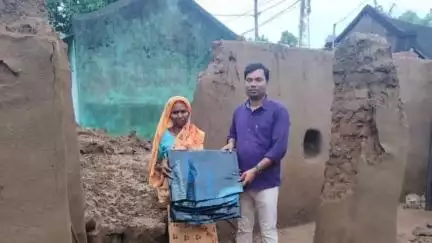 হুড়া: হুড়া ব্লক এলাকায় তিন দিন ধরে লাগাতার বৃষ্টিতে ঘর বাড়ি ভেঙেছে 30 টিরও বেশি, ত্রিপল তুলে দিলেন TMC-র ব্লক সভপতি ও যুবরা