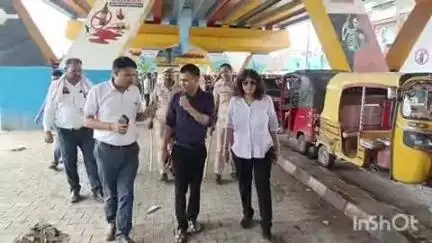 जसराना: सुभाष चौराहे पर बनाई गई ऑटो पार्किंग का निरीक्षण एसडीएम, तहसीलदार और ईओ ने किया