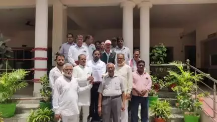 नवाबगंज: डीएम कार्यालय पहुंचे हिंदू रक्षा मंच के बैनर तले, पीडब्ल्यूडी पुल पर अवैध कब्जे और लैंड जिहाद को लेकर सौंपा ज्ञापन