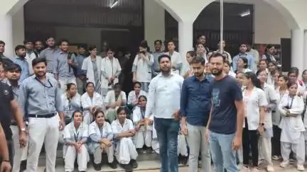 मथुरा: नर्सिंग छात्रों के भविष्य के साथ खिलवाड़ के मामले को लेकर छात्रों ने डीएम कार्यालय पर दूसरे दिन भी किया प्रदर्शन