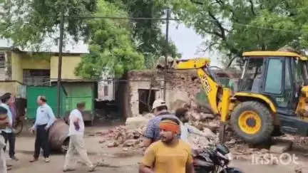 अजयगढ़: अजयगढ़ नगरीय प्रशासन जर्जर भवनों को गिराने में जुटा, जर्जर भवनों पर बुलडोजर से कार्रवाई