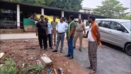 मऊरानीपुर: चुरारी रोड पर नाले में पानी भरने की समस्या से जूझ रहे ग्रामीणों की समस्या का समाधान करने पहुंचे अधिकारी, दिए निर्देश