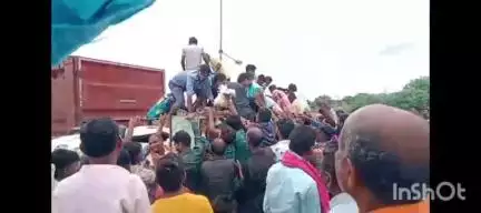 बेमेतरा: टेमरी में मुर्गी से भरा वाहन सड़क किनारे पलटा, मुर्गी लूटने के लिए लोगों की लगी भीड़