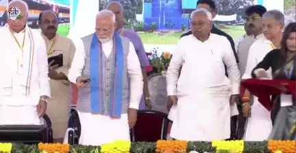 Prime Minister @narendramodi flags off the #VandeBharat Express between Patliputra and Gorakhpur