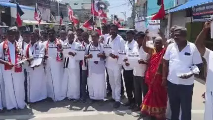 ஆரணி: திருவண்ணாமலை மாவட்ட ஆரணி அருகே மத்திய மாவட்ட அம்மா பேரவை சார்பில் துண்டு பிரசுரங்கள் வழங்கும் நிகழ்ச்சி