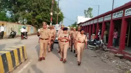 तिलहर: अपर पुलिस अधीक्षक ग्रामीण ने पुलिस फोर्स के साथ नगर में पैदल गश्त की, माहौल खराब करने वालों को कार्रवाई की दी चेतावनी