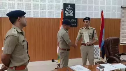पौड़ी: अप्रैल माह में उत्कृष्ट कार्य करने वाले 12 पुलिस कार्मिकों को पुलिस लाइन में किया गया सम्मानित